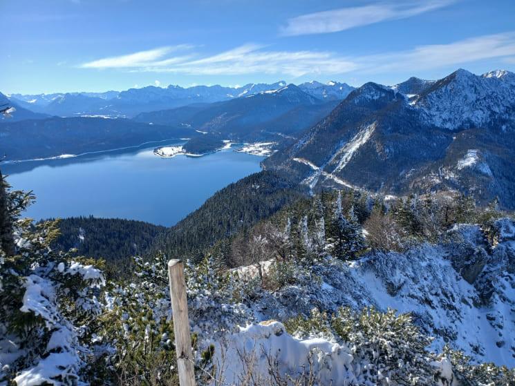Vue sur les montagnes et un lac