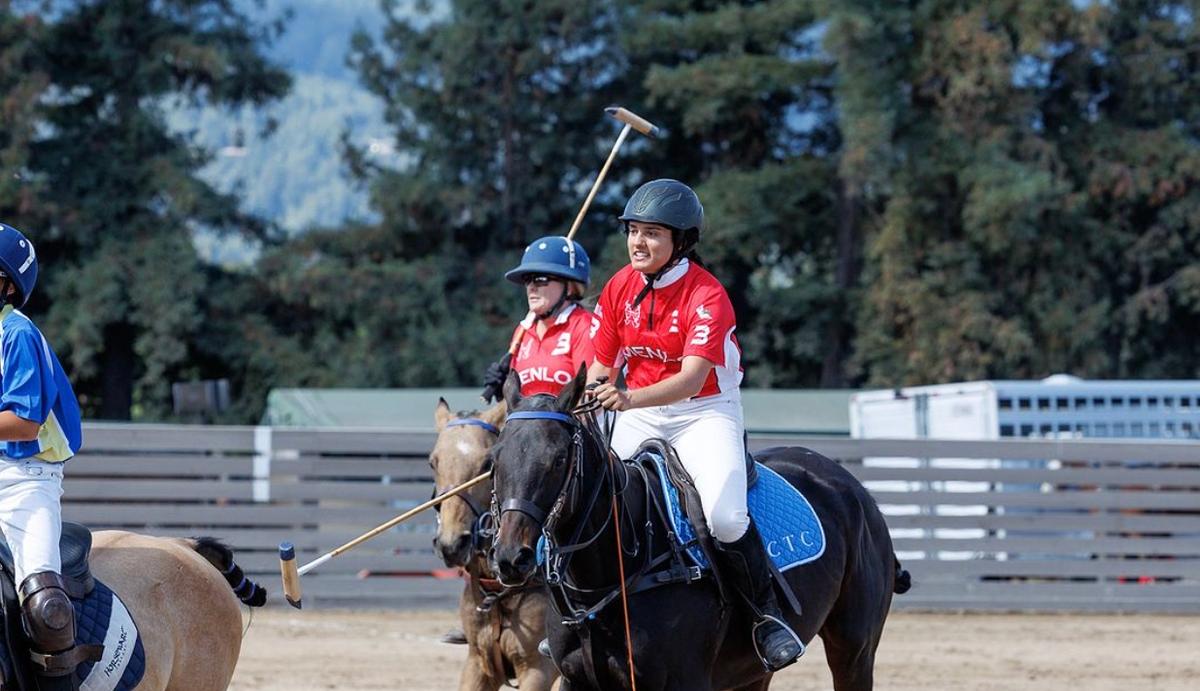 Une cavalière de Polo