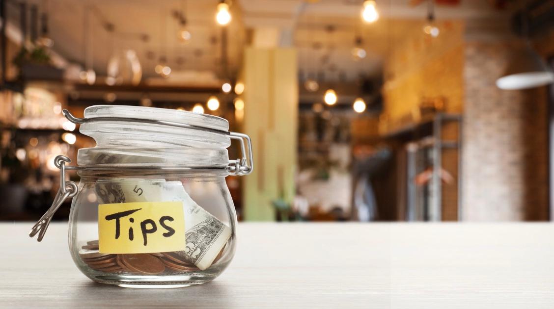 Un pot pour les pourboire dans un café