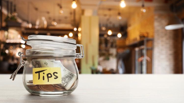Un pot pour les pourboire dans un café