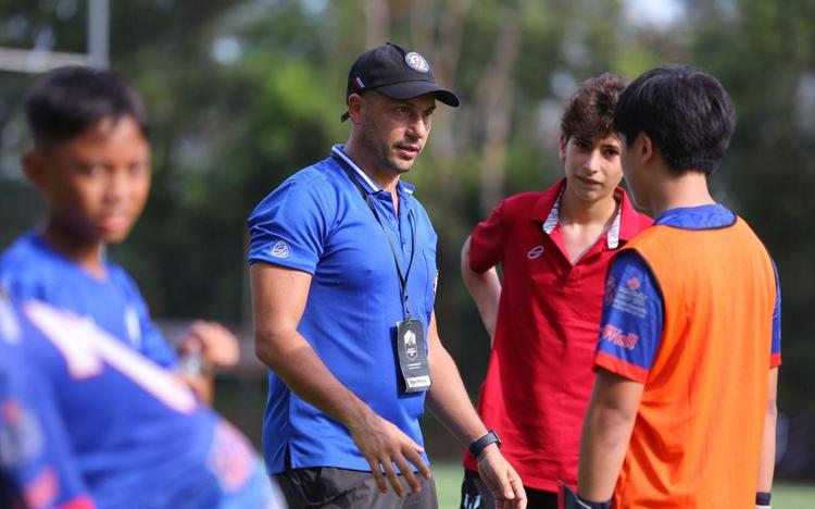Ludovic avec ses élèves à l’entrainement (©Ludovic Casset)