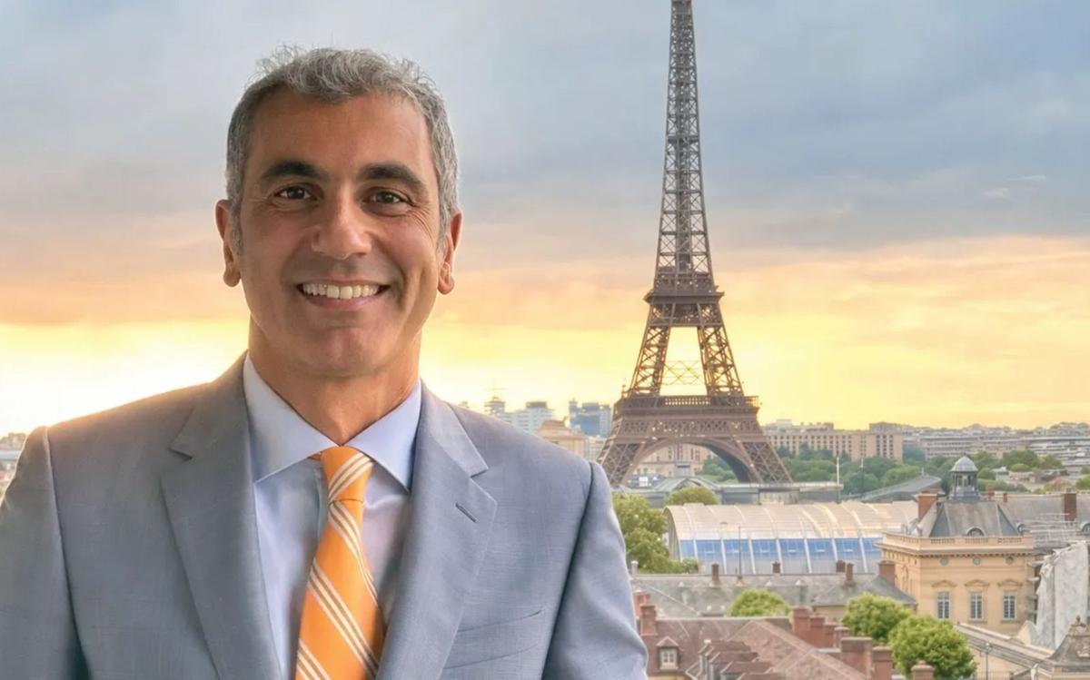 Le diplomate français Fabrice Aidan devant la Tour Eiffel à Paris