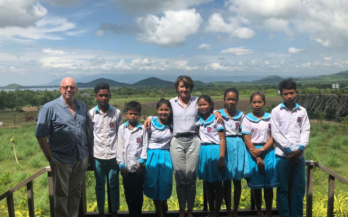 Nathalie Chaboche et Guy Porré avec les enfants.