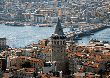Tour de Galata et pont sur la Corne d’Or à Istanbul, illustration des transports et déplacements urbains dans la ville
