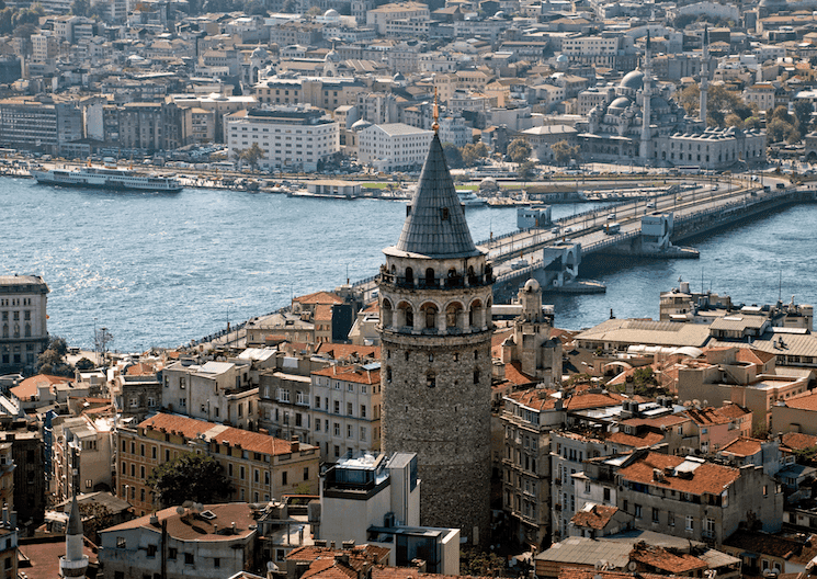 Tour de Galata et pont sur la Corne d’Or à Istanbul, illustration des transports et déplacements urbains dans la ville