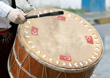 Davulcu jouant du tambour dans une rue en Turquie pendant le ramadan pour annoncer le sahur, une tradition ottomane encore vivante