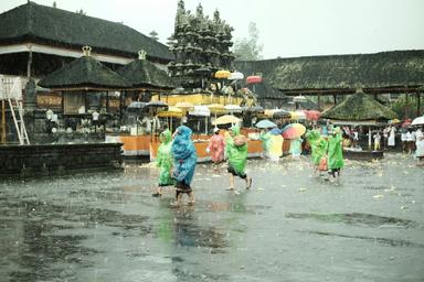 des gens en poncho à bali qui marchent sous la pluie_0