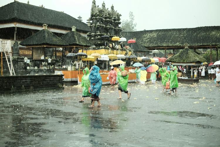 des gens en poncho à bali qui marchent sous la pluie_0