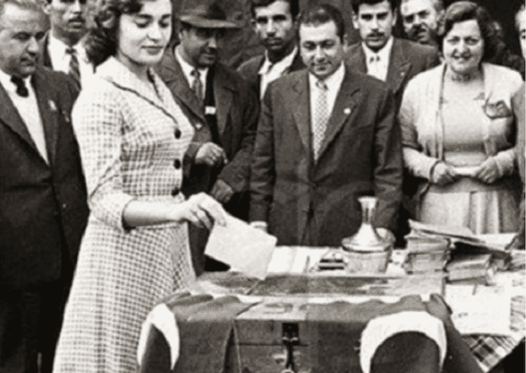 Femmes votant en Turquie après l’obtention du droit de vote en 1934, histoire des droits des femmes en Turquie