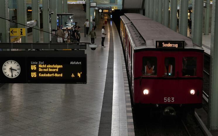 métro qui arrive sur le quai à la station Alexanderplatz