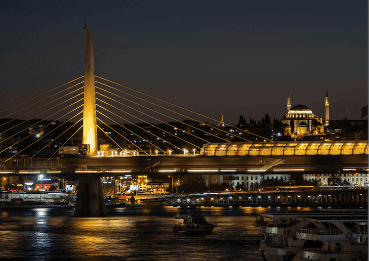 Métro circulant de nuit sur le pont Haliç à Istanbul illuminé