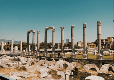 Colonnes de l’Agora antique de Smyrne à İzmir, site archéologique
