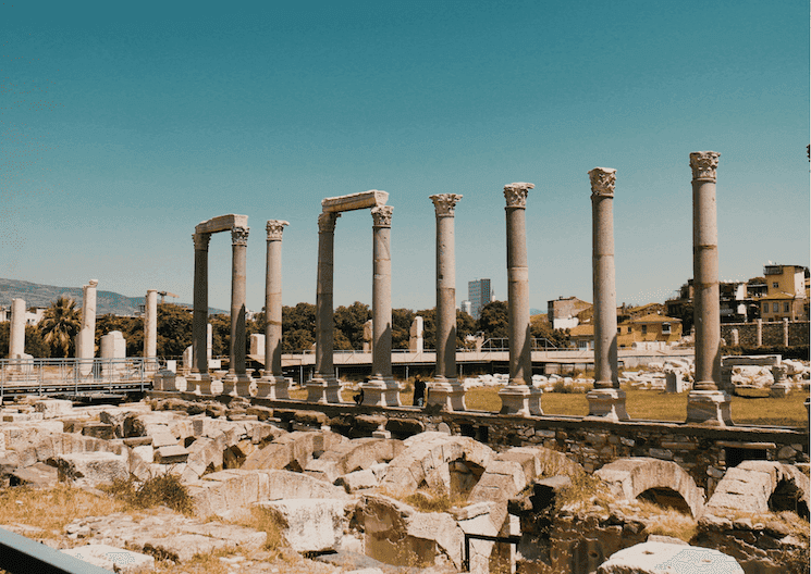 Colonnes de l’Agora antique de Smyrne à İzmir, site archéologique