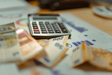 Image de billets en euro et d'une calculatrice