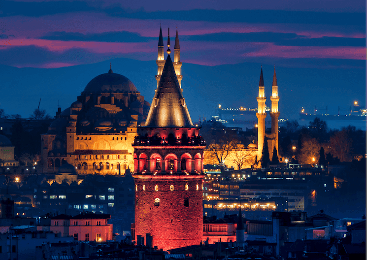 Mosquée illuminée à Istanbul lors d’une nuit de Kandil en Turquie