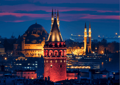 Mosquée illuminée à Istanbul lors d’une nuit de Kandil en Turquie