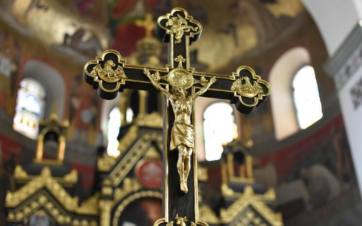 Crucifix doré et noir dans une église