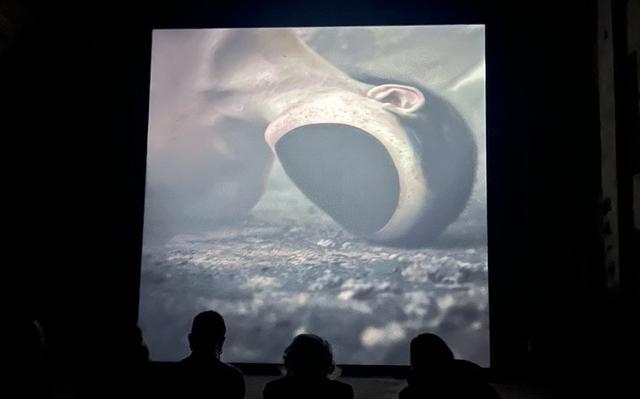 Photo du film liminals avec un femme sans visage