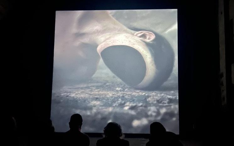 Photo du film liminals avec un femme sans visage