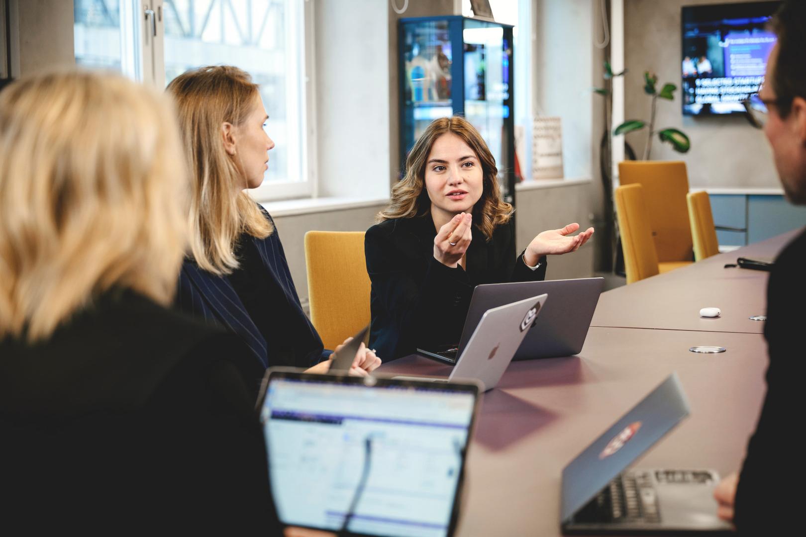réunion de travail avec ordinateurs