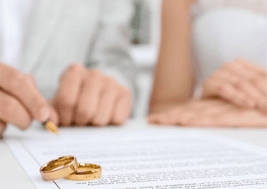 Signature de documents officiels avec alliances, illustration des démarches administratives d’un mariage franco-turc