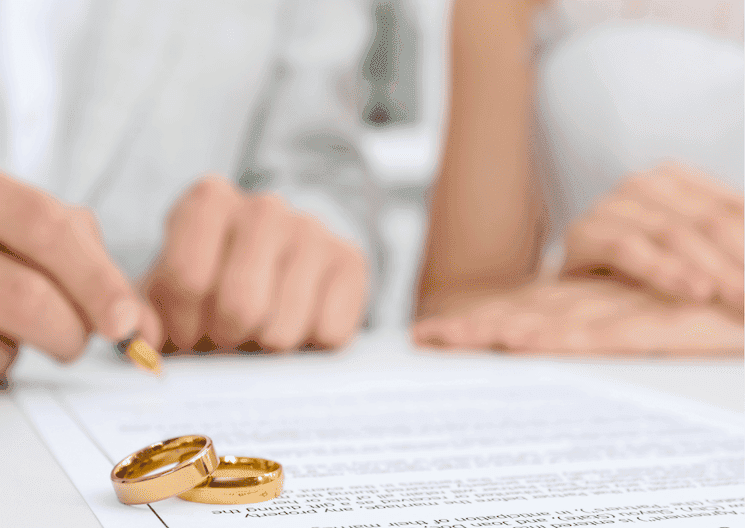 Signature de documents officiels avec alliances, illustration des démarches administratives d’un mariage franco-turc
