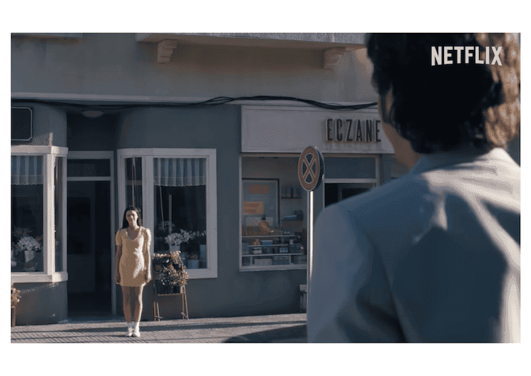 Capture d’écran de la série Netflix Le Musée de l’Innocence, adaptée du roman d’Orhan Pamuk, située à Istanbul