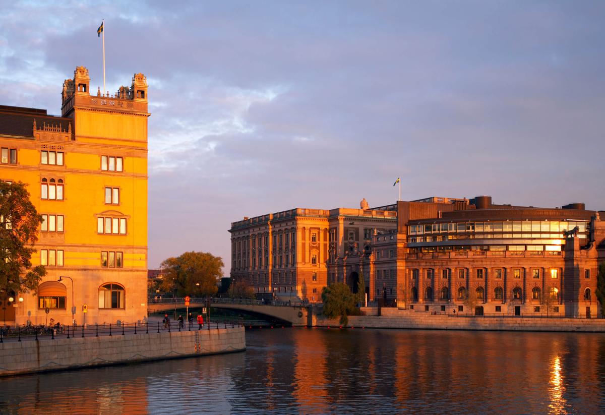 Les bureaux du Premier ministre à gauche et le Parlement suédois à droite.