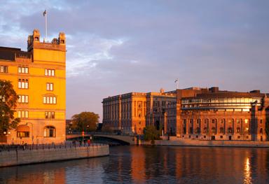 Les bureaux du Premier ministre à gauche et le Parlement suédois à droite.