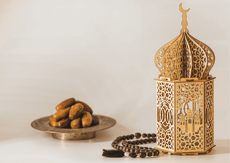 Lanterne orientale, dattes et chapelet posés sur une table pendant le Ramadan 2026 en Turquie, symbole de l’iftar à Istanbul