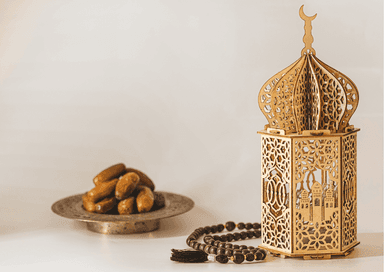 Lanterne orientale, dattes et chapelet posés sur une table pendant le Ramadan 2026 en Turquie, symbole de l’iftar à Istanbul