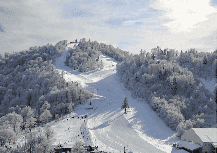 Station de ski de Kartepe enneigée près d’Istanbul en Turquie, paysage de montagne en hiver