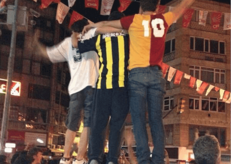 Supporters de Galatasaray, Fenerbahçe et Beşiktaş réunis à Istanbul, culture ultra et football turc