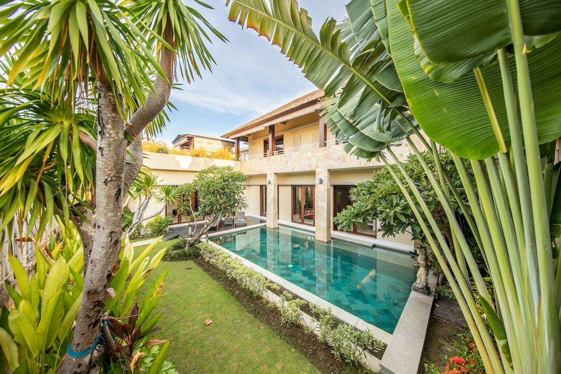 villa bali indonésie avec piscine et plantes au premier plan