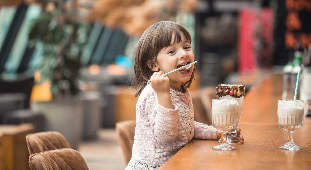 petite fille a table avec un milk-shake