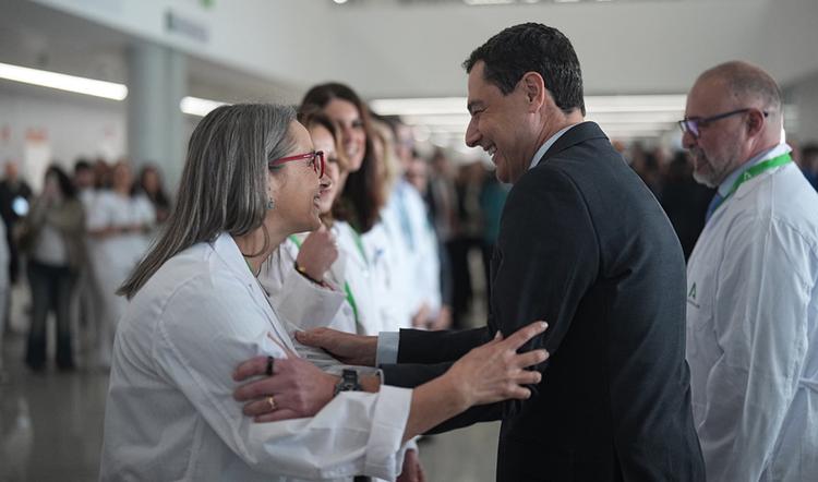 Le président de la Junta s'entretient avec les professionnels de l'hôpital Costa del Sol