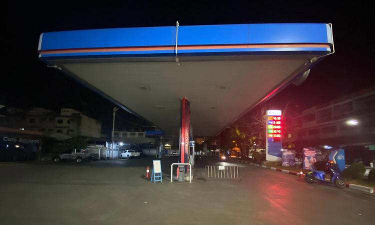 Station service nocturne vide