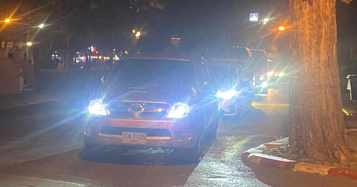 Queue à une station service de nuit