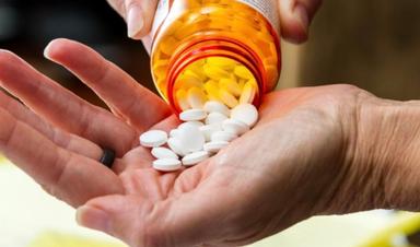 Médicaments dans la main