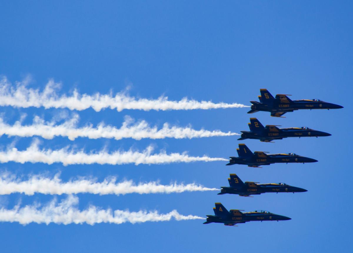 5 avions de combat dans les airs