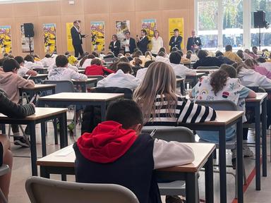 Photo d'élèves du Lycée français réalisant la dictée du Tour de France lue par Christian Prudhomme