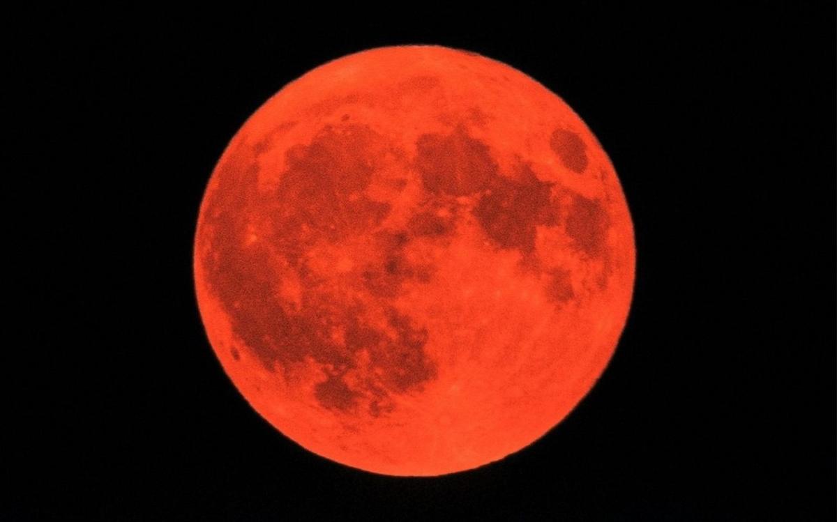 lune de sang dans le ciel