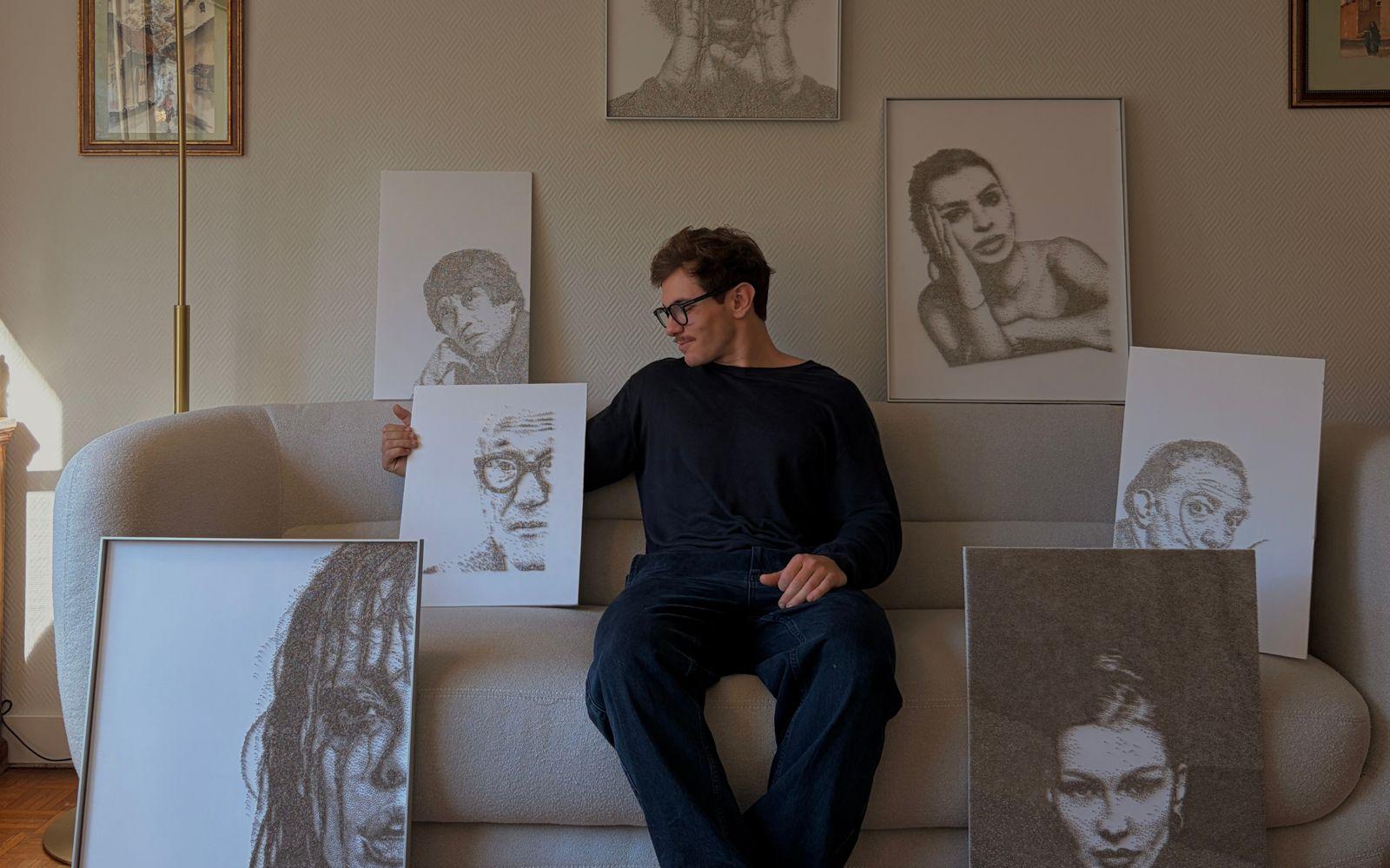 Léo, entouré de ses oeuvres d’arts