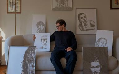 Léo, entouré de ses oeuvres d’arts