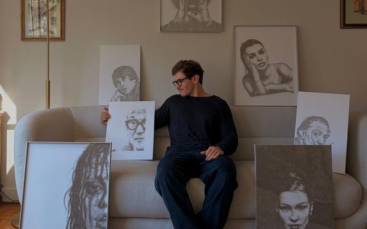 Léo, entouré de ses oeuvres d’arts