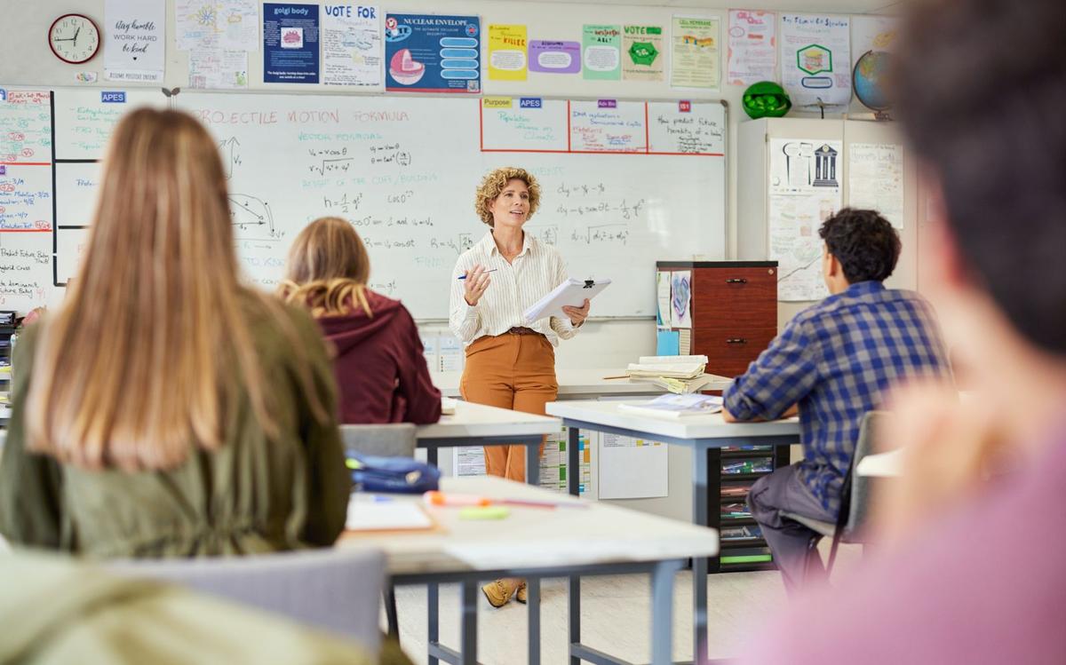 Des élèves étudient dans une salle de classe.