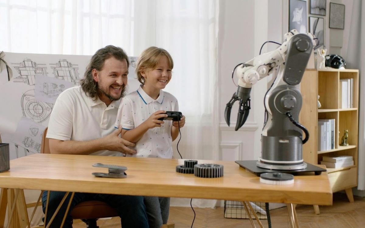 un père et son fils avec un robot