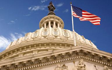 Le drapeau des États-Unis d'Amérique flottent devant le toit du Capitole.