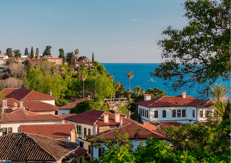 Vue de Kaleiçi à Antalya avec la mer Méditerranée ancien port Attaleia origine du nom Antalya