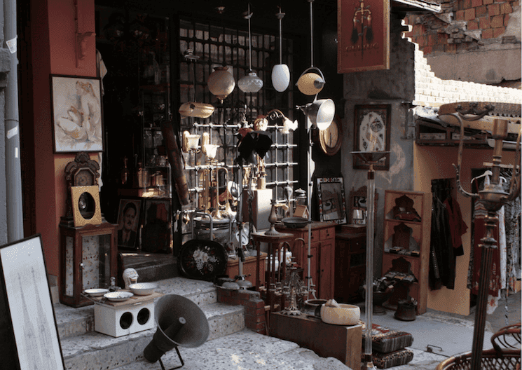Vitrine d’un antiquaire à Çukurcuma à Istanbul avec objets vintage